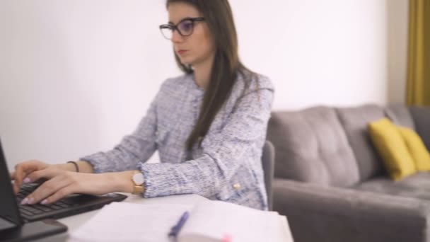 Dos mujeres de negocios trabajando en la oficina en casa, pensando duro — Vídeo de stock