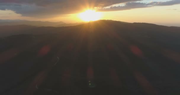 Vue panoramique paisible du coucher de soleil chaud avec ciel pittoresque sur les montagnes verdoyantes en Bulgarie 