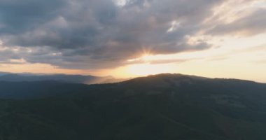 Bulgaristan 'da dağ ufkunun üzerindeki görkemli fırtına bulutları