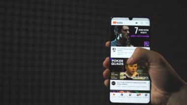 Sofya, Bulgaristan-25 05-2020: Akıllı telefondaki YouTube mobil uygulamasında el sıkışması