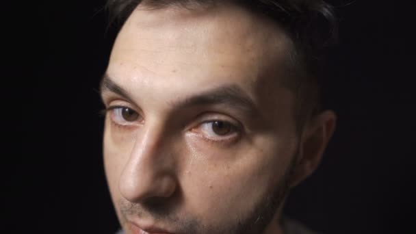 Mann schneidet Schnurrbart mit Rasiermesser oder Elektrorasierer, isoliert auf schwarzem Hintergrund — Stockvideo