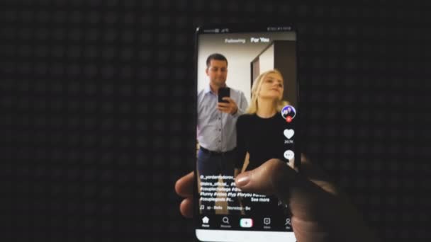 Σόφια, Βουλγαρία-25 05 2020: Χέρι κρατώντας smartphone με φόντο βάλσαμο, βλέποντας βίντεο TikTok — Αρχείο Βίντεο