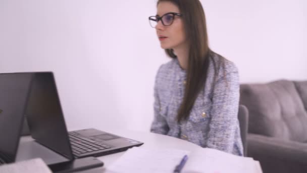 Mujeres trabajando desde casa y hablando entre ellas. Trabajar como autónomo en casa . — Vídeos de Stock