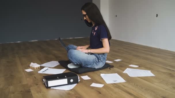 Positiv kvinna arbetar eller studerar hemifrån sitter på golvet, skriva snabbt på laptop keaboard — Stockvideo