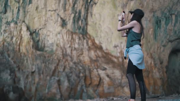 Viajero chica hacer fotos, exploración una cueva devetashka cerca de lovech — Vídeos de Stock