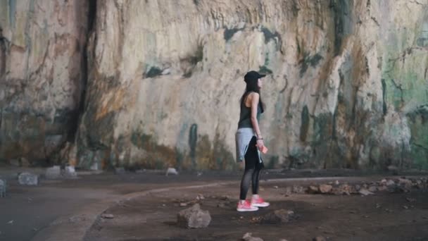 Viajero de Europa del este, exploración de una cueva devetashka cerca de lovech — Vídeos de Stock