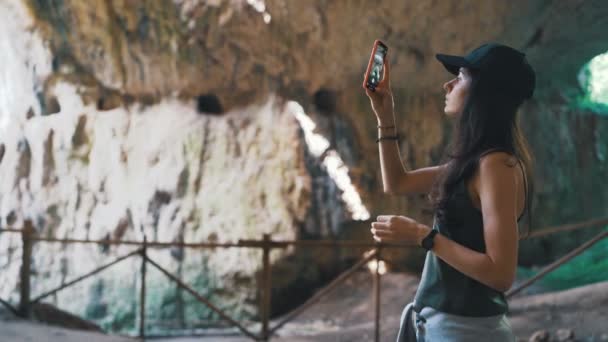 Meisje het maken van foto 's, exploratie een devetashka grot in de buurt van lovech — Stockvideo