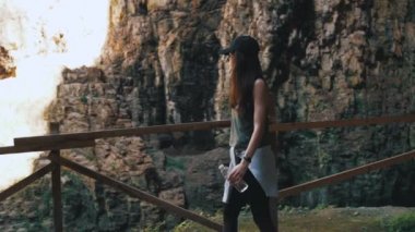 Bulgaristan 'ın Lovech kentindeki Devetashka mağarasında yürüyen sağlıklı genç bir turist.