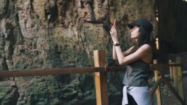 Bulgaristan 'da tatildeyken Devetashka mağarasının fotoğraflarını çeken turist kız