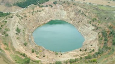 Bulgaristan 'ın Çar Asen kenti yakınlarında maden ocağı aç. Üst görünümü uçur