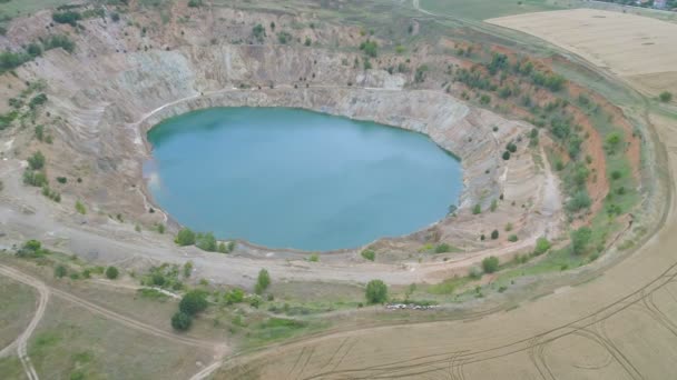 Vista aérea de mina abierta abandonada cerca de la aldea Zar Asen en Bulgaria — Vídeos de Stock