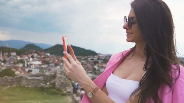 Cerca de tiro de hermosa mujer sonriente disfrutando de vacaciones al aire libre — Vídeos de Stock