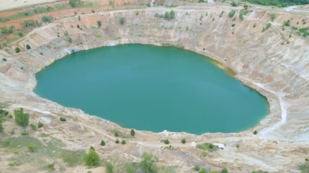 lomový otevřený měděný důl naplněný modrou vodou v Bulharsku, pohled shora