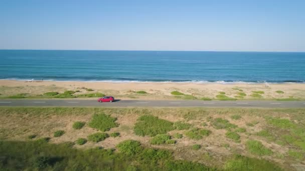 Veduta aerea drone di auto guida su una strada vuota sulla costa del Mar Nero a Alepu Beach, Bulgaria — Video Stock