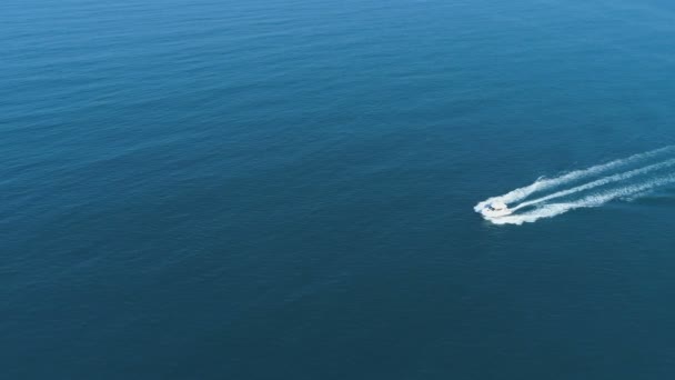 Вид с воздуха на моторную лодку, покидающую тропы в спокойном море. Созополь, Болгария, Черное море — стоковое видео