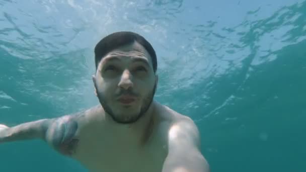 POV vista submarina de hombre joven nadando bajo el agua, tomar un respiro en el agua de mar — Vídeo de stock