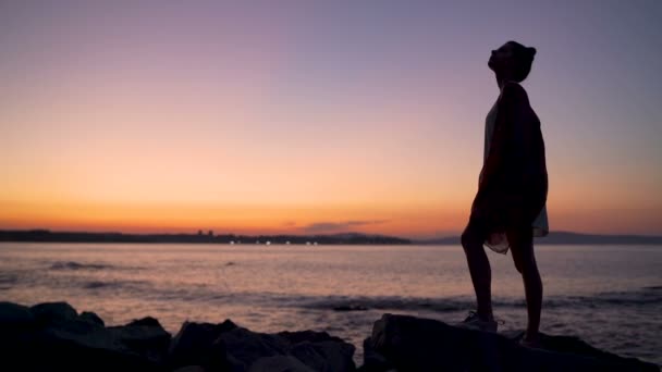 Silueta de mujeres en la playa al atardecer durante la hora dorada. Diversión y amistad al aire libre. — Vídeos de Stock