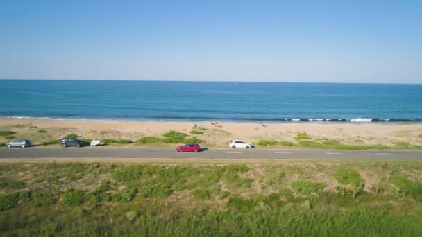 ブルガリア、ソゾプール、アレップの海岸国の道路を運転する赤い車の空中ドローンビュー — ストック動画