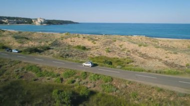 Bulgaristan 'ın Sozopol kentindeki Alepu kıyı şeridinde giden gümüş arabanın hava manzarası