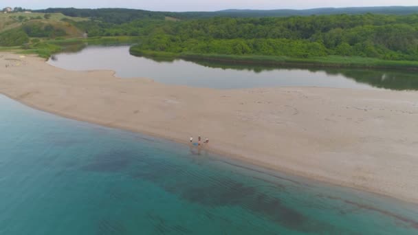 Grupa młodych ludzi, turyści na piaszczystej plaży paski z turkusową wodą morską — Wideo stockowe