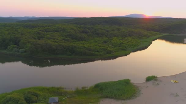 山の上の赤い夕日の空中ビュー, Sinemoretsショアで海に流れる緑の森とヴェレカ川の口 — ストック動画