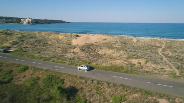 Vista panoramica della guida in auto lungo la bellissima spiaggia di sabbia e il mare blu calmo in Alepu, Sozopol, Bulgaria — Video Stock