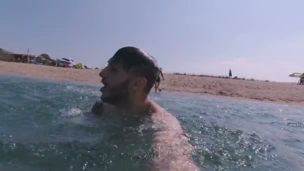 Vue sous-marine de Happy homme actif utilisant une caméra d'action pour se filmer à la plage. Plongée et baignade — Video