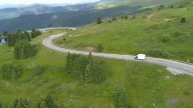Dağ yolunda giden lojistik kamyonet nakliyesi. Yurtiçi Lojistik Teslimat ve Nakliye Konsepti