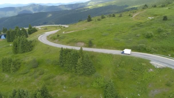 Transporte logístico de camiones mini camión conduciendo por carretera de montaña. Entrega logística doméstica y concepto de envío — Vídeo de stock