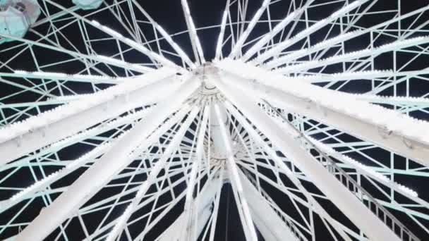 Rueda blanca de la fortuna en el parque de atracciones en la noche — Vídeos de Stock