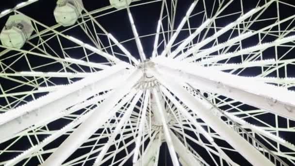 Brillant dans White ferris roue tournant la nuit dans le parc d'attractions — Video