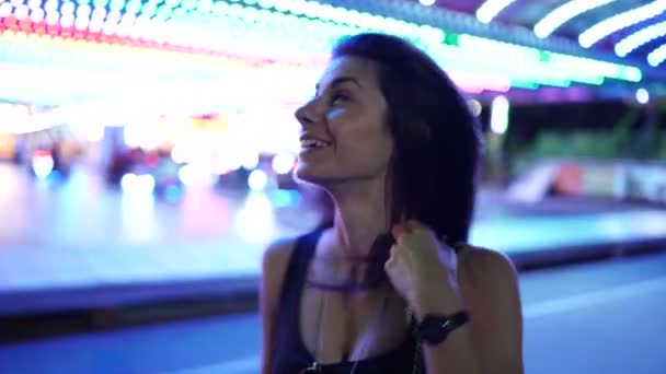 Bella ragazza sorridente e ridente mentre guarda le auto ruota panoramica e paraurti al parco divertimenti in Bulgaria — Video Stock