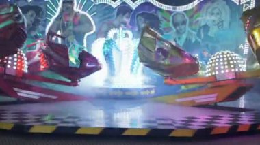 Varna, Bulgaristan - 09 08 2020: Lunaparkta dönen araba yolculuğunda yanıp sönen renkli ışıklar