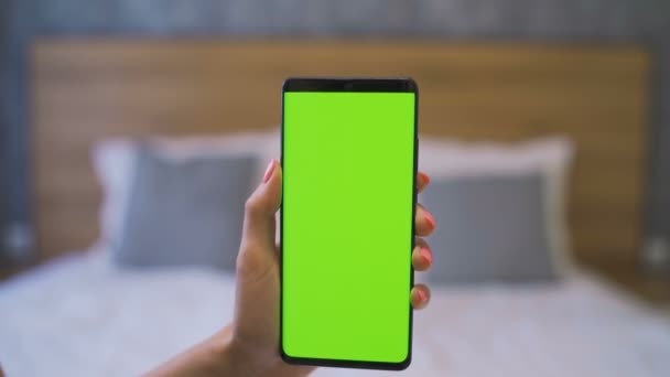 Varna, Bulgaria - 09 08 2020: Primer plano de la mano de una mujer sosteniendo un teléfono móvil Samsung o iPhone con pantalla verde — Vídeos de Stock