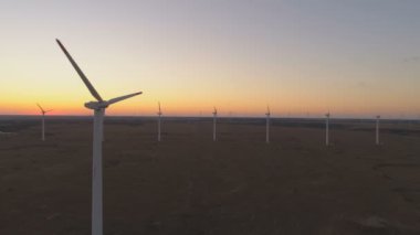 Bulgaristan 'da sıcak yaz akşamında rüzgâr türbinleri yavaşça dönüyor