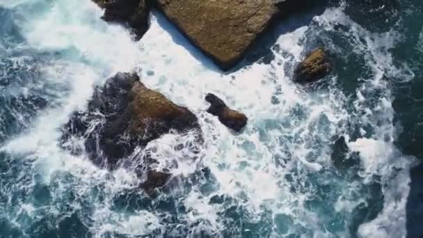 Dron Top pohled na silné pěnivé mořské vlny narážející na skály na bulharském pobřeží — Stock video