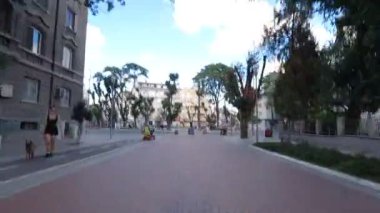 Varna, Bulgaristan - 09 08 2020: Walkthrough City of Varna. Gündüzleri kalabalık sokaklarda yürüyorum.