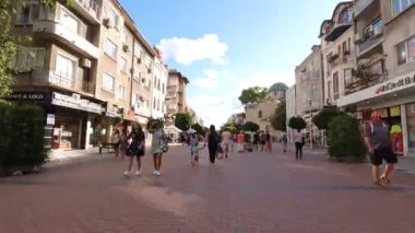 Varna, Bulgaristan - 09 08 2020: Yaya yolunda hiperlapa. Turistler Varna şehir merkezinde yürüyor