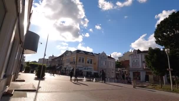 Varna, Bulgarien - 09 08 2020: Hyperlapse på Varna gågata på dagen — Stockvideo