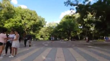 Varna, Bulgaristan - 09 08 2020: Varna Deniz Bahçesi 'nde renkli çiçeklerle Barışçıl Sokaklarda Hiperlapse Yürüyüşü