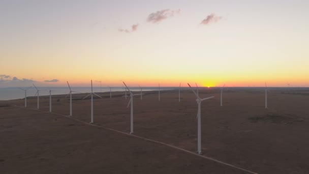 Aerial View of Wind Turbine Generator Blades mozgó tengerparton naplementekor — Stock videók