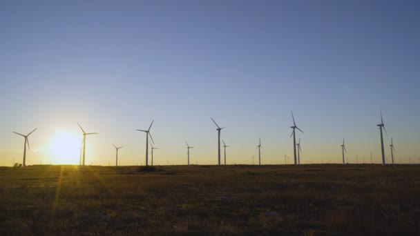 Lâminas de turbina eólica rotativas no parque eólico na Bulgária ao pôr-do-sol — Vídeo de Stock