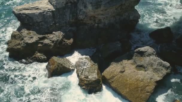 Vue aérienne de l'arc rocheux dans la mer près de Tyulenovo en été ensoleillé — Video