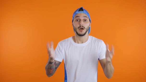 Ventilador de Fútbol En camisa azul blanca viendo Partido, Siendo Emocionado Que Su Equipo anotando un gol — Vídeos de Stock