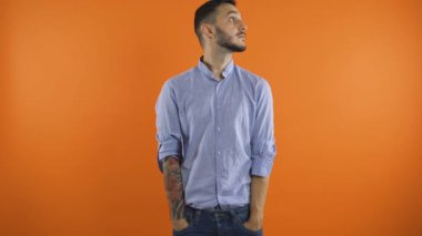 Üzgün, çaresiz genç adam boş cepleri göstererek etrafa bakıyor. Para kavramı yok. Kötü hareket.