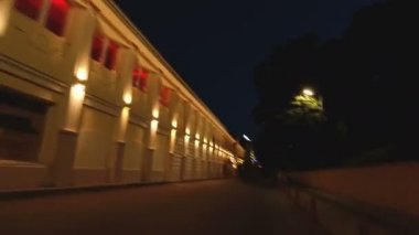 Varna, Bulgaristan - 09 08 2020: Restoranları ve galerileri olan yaya sahil yolunda gece hiperlapesi