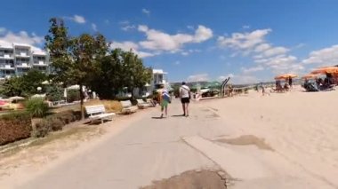 Bulgaristan 'ın Varna kenti - 09 08 2020: Restoranlar ve turistlerle Varna Sahili' nin üst geçidi. Turist aşırı hızlanma POV