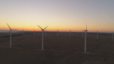 Rüzgar çiftliğinde yenilenebilir enerji üretiliyor. Yeşil güç çevre dostu gelecek kavramı