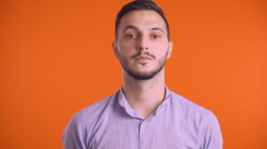 Siyah yüz maskesi takan ve baş parmak kaldıran genç adam, stüdyo çekimi.