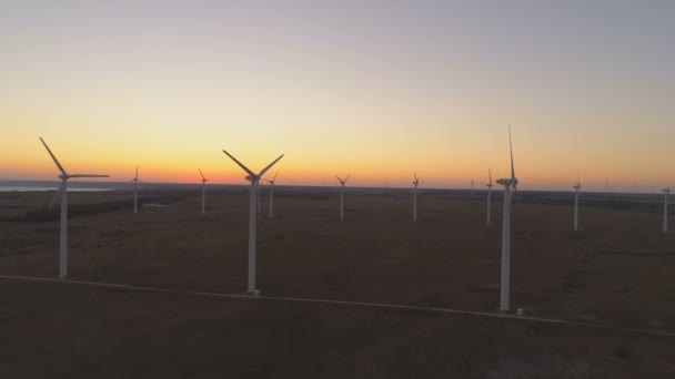 Hernieuwbare energie opwekken in windmolenparken. Milieuvriendelijk concept voor groene stroom — Stockvideo